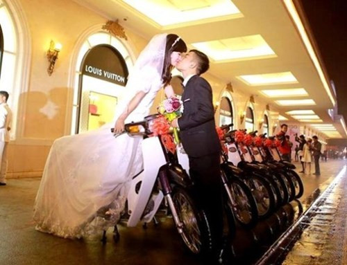 Lê Tuấn Anh (sinh năm 1993) và Nguyễn Thu Hà (sinh năm 1994), sống tại Tân Lạc, Hòa Bình. Cả hai biết đến nhau trong lần Thu Hà tham gia sinh hoạt câu lạc bộ Dream của Tuấn Anh vào năm 2013. Sau đó, Tuấn Anh tình cờ bắt gặp Hà đi phát tờ rơi tại chợ gần nhà. Ấn tượng với cô gái xinh xắn, chăm chỉ kiếm tiền, Tuấn Anh quyết định nhờ bạn bè xin số điện thoại và làm quen.