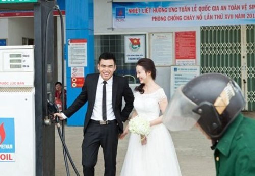 Nhân vật chính của bộ ảnh độc đáo này là cô dâu Nguyễn Thị Phương Thúy và chú rể Bùi Đức Hướng hiện đang sinh sống ở thị xã Hồng Lĩnh, tỉnh Hà Tĩnh. Sau khi bộ ảnh cưới được chia sẻ trên trang cá nhân, cặp đôi đã nhận được rất nhiều lời khen của bạn bè về ý tưởng mới lạ cho bộ ảnh cưới.