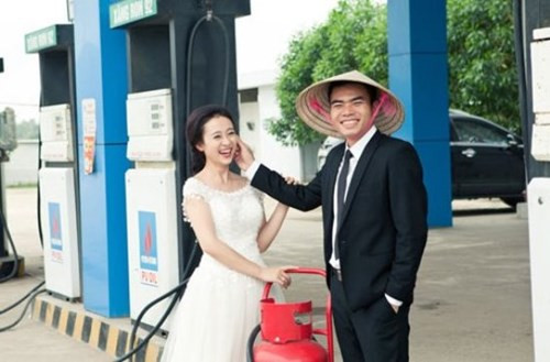 Không chỉ vậy, cả hai còn đi tới những nơi gắn bó với kỷ niệm tình yêu của mình như quán cafe lần đầu hẹn hò, tổng kho xăng dầu và cửa hàng xăng dầu ở Kỳ Văn, Kỳ Anh, Hà Tĩnh.