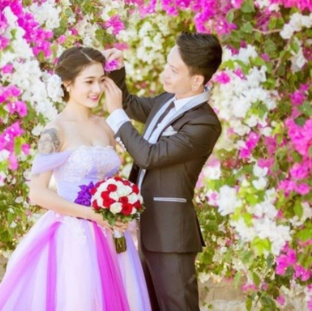 Được biết, Năm Hoàng và Cẩm Nhung đã mất tới hai tháng liền để chuẩn bị cho sự ra mắt "siêu phẩm" của riêng mình. Chú rể Năm Hoàng nói: "Mình là người có nhiều ý tưởng điên rồ, và cô ấy chưa bao giờ gạt bỏ hay chế giễu thậm chí còn ủng hộ và đồng hành cùng mình làm nó. Cẩm Nhung chính xác là một nửa còn lại của mình và mình nghĩ mình sẽ không phải hối hận vì yêu thương và cưới cô ấy".