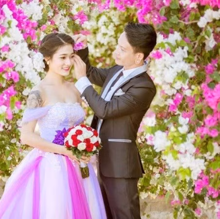 Được biết, Năm Hoàng và Cẩm Nhung đã mất tới hai tháng liền để chuẩn bị cho sự ra mắt "siêu phẩm" của riêng mình. Chú rể Năm Hoàng nói: "Mình là người có nhiều ý tưởng điên rồ, và cô ấy chưa bao giờ gạt bỏ hay chế giễu thậm chí còn ủng hộ và đồng hành cùng mình làm nó. Cẩm Nhung chính xác là một nửa còn lại của mình và mình nghĩ mình sẽ không phải hối hận vì yêu thương và cưới cô ấy".