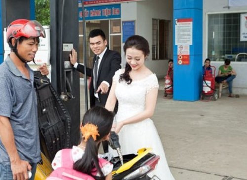 Bộ ảnh được thực hiện trong vòng một ngày liền với những địa điểm là nơi làm việc hằng ngày của chú rể Đức Hướng.