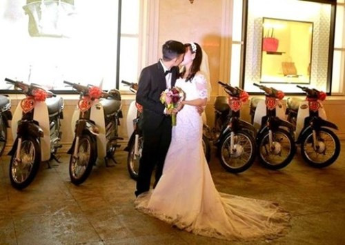 Mỗi tuần đi họp câu lạc bộ một lần, Tuấn Anh và Thu Hà có cơ hội gặp gỡ, giao lưu với nhau. Tháng 11/2013, Tuấn Anh lấy hết can đảm, tỏ tình Thu Hà tại buổi sinh nhật của các thành viên CLB.