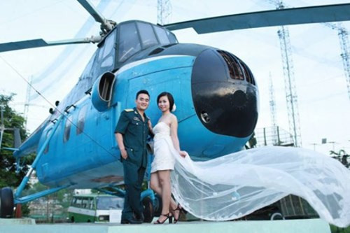 Bộ ảnh trở nên ấn tượng khi cặp đôi này chụp ảnh bên xác chiếc máy bay B52 tại bảo tàng. Đức Phong cho biết, thông điệp mà vợ chồng anh muốn gửi gắm chính là "Một bên là tình yêu với sức sống mãnh liệt và một bên là cỗ máy hủy diệt, một pháo đài bay".