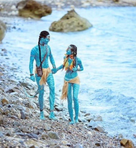 Mượn ý tưởng tạo hình nhân vật từ siêu phẩm lừng danh Avatar, cả 2 đã khiến bạn bè trầm trồ khen ngợi về độ ấn tượng và đặc sắc của bộ ảnh. Bộ ảnh được tổ chức theo đúng trình tự của câu chuyện từ bắt đầu một chuyến đi săn, sau đó "cặp đôi da xanh" dần xóa bỏ những phòng vệ, nghi ngờ về nhau để đồng hành trên mọi nẻo đường.