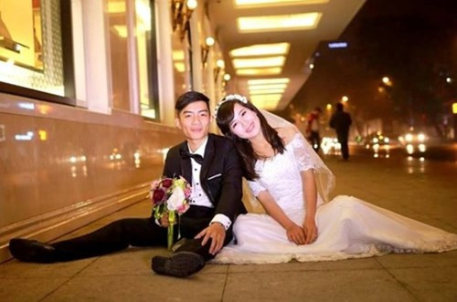 Cặp đôi luôn sát cánh bên nhau trong các buổi vui chơi, đi tình nguyện, phượt hay hẹn hò... cùng chiếc xe Dream. "Ý tưởng chụp ảnh cưới cùng Dream được 2 vợ chồng nghĩ đến từ rất lâu. Hôm đó, dù trời mưa nhưng các anh em trong CLB đều giúp đỡ rất nhiệt tình để chúng mình có bộ ảnh đặc biệt. Lễ cưới sẽ diễn ra vào ngày 12/4. Xe Dream là phương tiện đón dâu của mình" - Tuấn Anh chia sẻ...