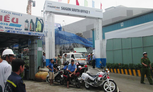 Tim thay thi the thu 3 vu sap gian giao o TP HCM