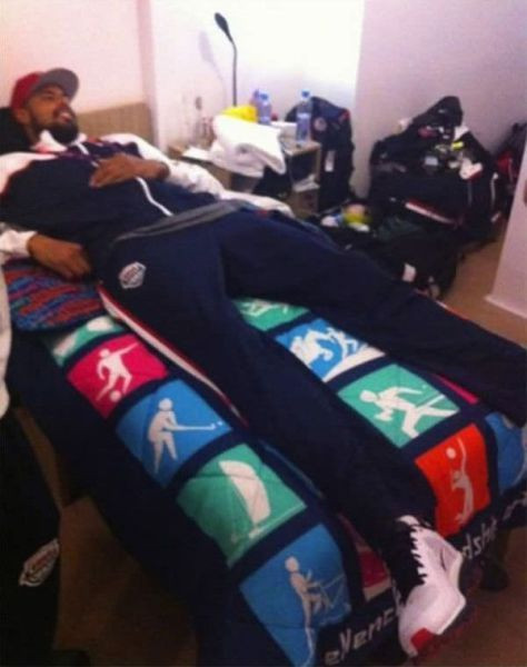 Chiếc giường quá ngắn so với anh ấy.