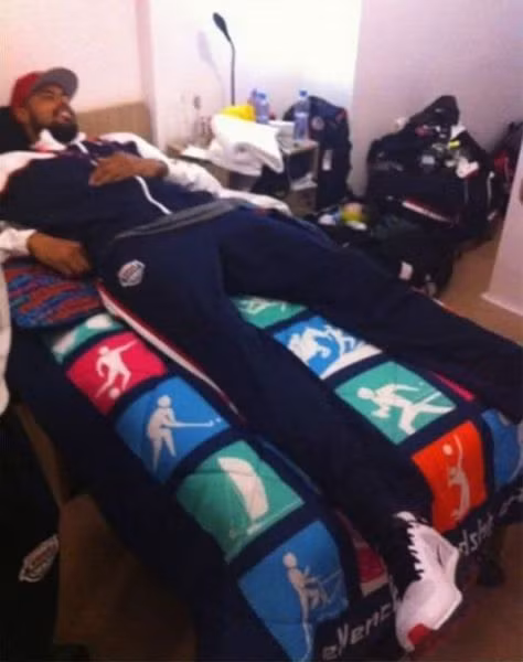 Chiếc giường quá ngắn so với anh ấy.