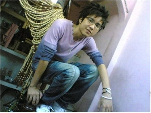 Mạnh Quân là một trong những hot boy Việt được yêu mến qua bộ phim sitcom Nhật ký Vàng Anh. Thời mới vào nghề, chàng trai này thu hút nhờ gương mặt sáng, lối diễn xuất tự nhiên. Đặc điểm dễ nhận biết nhất ở Mạnh Quân là kiểu tóc “chôm chôm” và nụ cười tươi tắn.