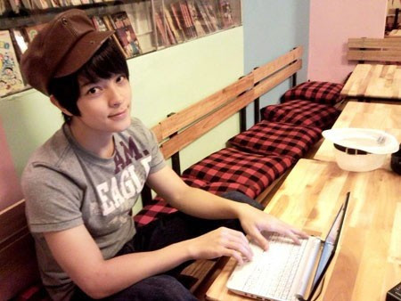 Năm 2008, Kelbin Lei bắt đầu được mọi người biết đến nhờ sở hữu gương mặt đẹp và phong cách thời trang Hàn Quốc. Chính ngoại hình bắt mắt khiến hot boy Đà Lạt trở thành người mẫu ảnh cho các tạp chí tuổi teen.