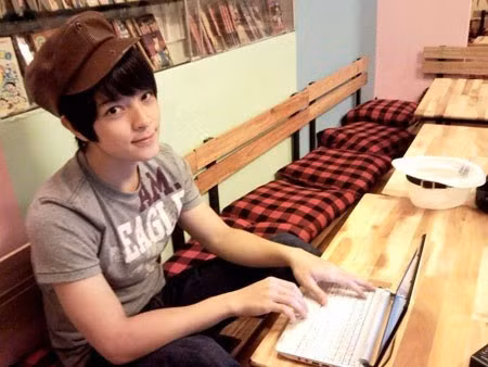 Năm 2008, Kelbin Lei bắt đầu được mọi người biết đến nhờ sở hữu gương mặt đẹp và phong cách thời trang Hàn Quốc. Chính ngoại hình bắt mắt khiến hot boy Đà Lạt trở thành người mẫu ảnh cho các tạp chí tuổi teen.