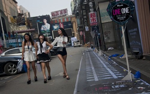 Ba cô gái làm bar say bù khú cho tới tận sáng.