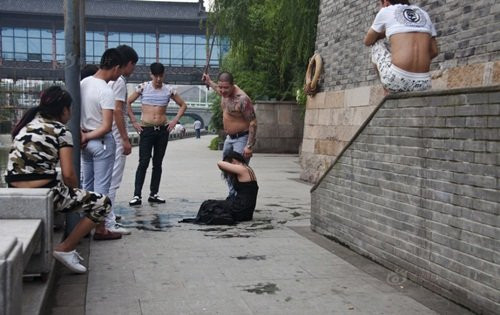 Một cô gái đang bị "dạy dỗ" do cư xử không đúng mực.