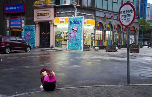 Cô gái trẻ ngủ gật sau khi ăn chơi quá đà.