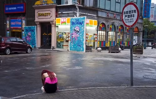 Cô gái trẻ ngủ gật sau khi ăn chơi quá đà.