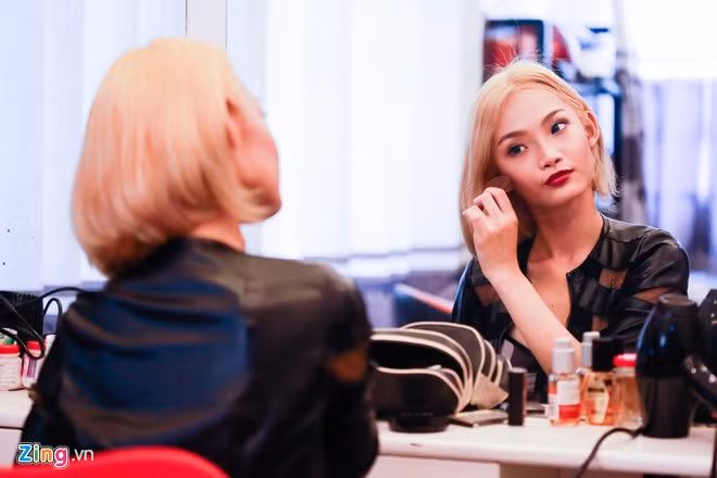 Nữ DJ thường dùng nơi làm tóc hàng ngày của mẹ để tự trang điểm trước khi đi diễn.