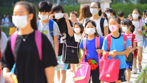 Các học sinh tiểu học tại một trường tiểu học ở thành phố Suwon, tỉnh Gyeonggi quay trở lại trường sau nhiều ngày trường đóng cửa vì dịch MERS. Trường này nằm gần bệnh viện Suwon, thuộc viện y tế tỉnh Gyeonggi, bệnh viện chuyên điều trị MERS. Ảnh chụp ngày 15/6 (newsis)