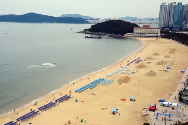 Bãi biển Haeundae (Hải Vân Đài) vắng vẻ trong ngày cuối tuần. Ảnh chụp ngày 7/6 tại Busan (newsis)