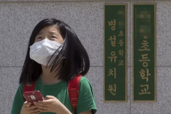 Sau khi có tin tức về ca tử vong thứ hai vào ngày 2/6, một trường tiểu học ở tỉnh Gyeonggi đóng cửa, học sinh được về nhà sau giờ học buổi sáng.