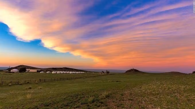 Hoàng hôn kì diệu. Do cách xa phía Bắc, ban đêm ở Mông Cổ không thể xác định cho đến 10 giờ tối trong những ngày hè. Sự kỳ diệu thực sự sẽ xuất hiện tầm 7 - 9 giờ tối, khi bầu trời tươi xanh dần chuyển sang màu đỏ rực rỡ.