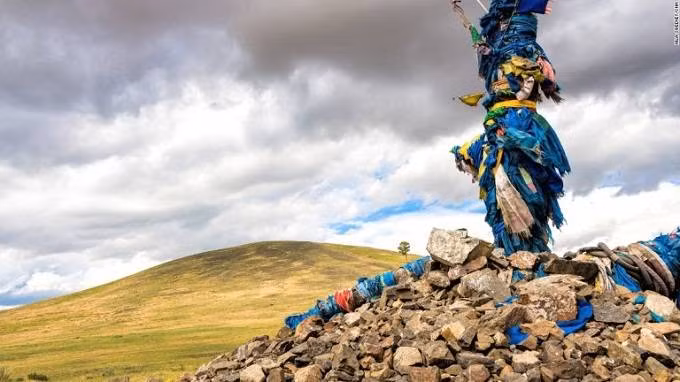 Ovoos. Ovoos là những cọc đá được tìm thấy tại vùng cao như đồi hoặc núi. Tương truyền rằng bất cứ ai đi vòng trong Ovoos ba lần theo chiều kim đồng hồ sẽ nhận được may mắn. Kẹo, tiền bạc, sữa hoặc rượu vodlka là những thứ thường xuyên được thờ cúng.