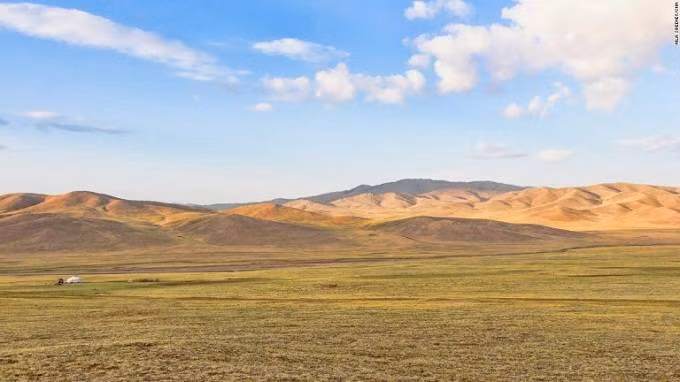 Không gian bao la. Với mật độ dân số chỉ 1,7 người trên một km2, Mông Cổ là một trong những quốc gia có số dân thưa nhất trên thế giới. Du khách có thể lái xe nhiều dặm mà không thấy một bóng người nào.