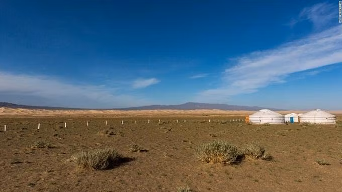 250 ngày nắng. Trong tiết xuân, rất nhiều các lều trại mọc lên như nấm ở khu du lịch lớn để phục vụ số lượng du khách ngày càng tăng. Mùa du lịch bắt đầu vào tháng 5 và cao điểm là tháng 7 với lễ hội Naadam. Thời tiết trở lạnh vào tháng 9 nhưng không gây trở ngại. Tháng 10 với lễ hội lớn như Lễ hội Chim ưng, nơi tập hợp các thợ săn và chim ưng của họ.