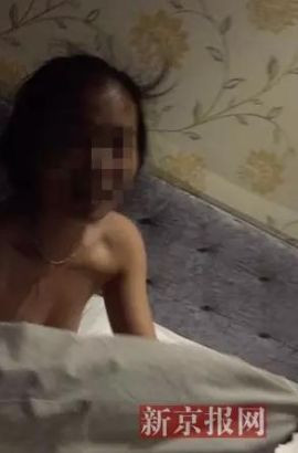 Clip truong phong giao duc yeu 2 nu sinh xon xao mang TQ-Hinh-2