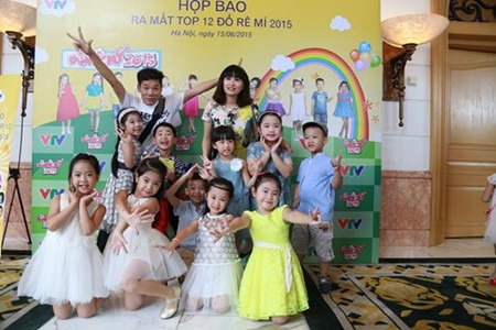 Lại Bắc Hải Đăng coi Đồ Rê Mí là ngôi nhà nhỏ. 7. Hải Đăng chính là người lên ý tưởng cho chương trình Đồ Rê Mí được sản xuất từ năm 2007. Từ đó đến nay, Đồ Rê Mí đã trở thành người bạn đồng hành của nhiều em nhỏ có tài năng ca hát. Lại Bắc Hải Đăng giữ vai trò đạo diễn sản xuất trong nhiều năm nhưng năm 2015 này, anh sẽ xuất hiện với vai trò giám khảo. Anh gắn bó với các em trong chương trình và gọi đây là "ngôi nhà nhỏ" của mình. 8. Lại Bắc Hải Đăng đã lập gia đình và có 2 con. Anh cũng là người kín tiếng trong chuyện chia sẻ về gia đình riêng. Một lần duy nhất anh chia sẻ về gia đình: "Tôi thích con gái, nhưng không phải không thích con trai. Nhưng hai nhóc nhà tôi, bé gái dễ trị hơn bé trai, nên tôi thấy con gái vẫn dễ chịu hơn, mặc dù tôi rất yêu con mình".