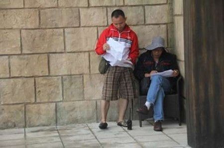 Hai cha con Lại Văn Sâm và Lại Bắc Hải Đăng chăm chú đọc bản duyệt chương trình. 3. Khi tới đài truyền hình, chàng MC này không gọi nhà báo Lại Văn Sâm là bố mà gọi bằng “anh Sâm”. Điều này được hai cha con thống nhất vì ở cơ quan là công việc, về nhà thì khác. Lại Bắc Hải Đăng cũng chia sẻ, có đôi lúc ở nhà, anh vẫn nhầm lẫn gọi bố là “anh” khi nói về chuyện đài truyền hình. Ở nhà đài, anh cũng thường được gọi bằng biệt danh Ka "deadline" hay Ka "phân" vì anh phân công lịch làm việc cho mọi người rất nghiêm khắc. 4. Lại Bắc Hải Đăng là cựu sinh viên trường Học viện Báo chí và Tuyên truyền tại Hà Nội. Anh từng có thời gian du học tại Monash, thành phố Melbourne nước Úc lấy bằng thạc sỹ chuyên ngành truyền hình. 5. 21 tuổi, Lại Bắc Hải Đăng đã vào làm việc trong đài truyền hình. Sau 2 năm du học, anh trở về làm việc tại đài. Từ vai trò MC, anh đã tích lũy kinh nghiệm và được giao vai trò nhà sản xuất và đạo diễn chương trình truyền hình.