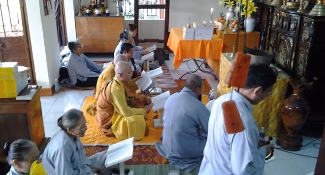 Các tăng ni, phật tử Tịnh thất Bửu Sơn cầu an cho ông Nguyễn Bá Thanh.