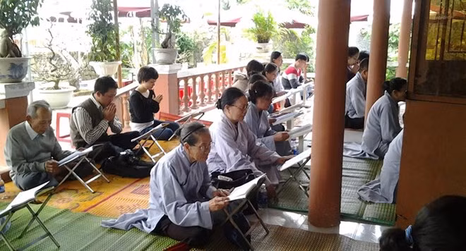 Các tăng ni, phật tử Tịnh thất Bửu Sơn cầu an cho ông Nguyễn Bá Thanh.