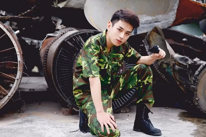 Thời gian qua, Nghĩa gây chú ý khi tham gia bộ ảnh đồng tính “Vì mẹ là mẹ của con” cùng nghệ sĩ Minh Châu và người bạn Đại Đức. Bộ ảnh nói về tình yêu, lòng bao dung của người mẹ đối với người con trai đồng tính của mình.