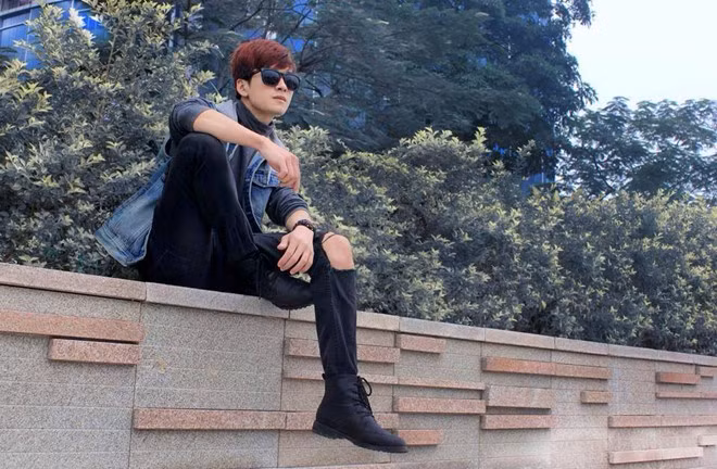 Từ khi học năm nhất, 9X đã được mời tham gia bộ phim truyền hình dài tập được sản xuất nhằm kỷ niệm 60 năm Giải phóng thủ đô - Ánh sáng trước mắt. Trong phim, Tuấn Nghĩa đóng vai Phúc - con trai thứ của bà Hội (do NSƯT Minh Hằng thủ vai).