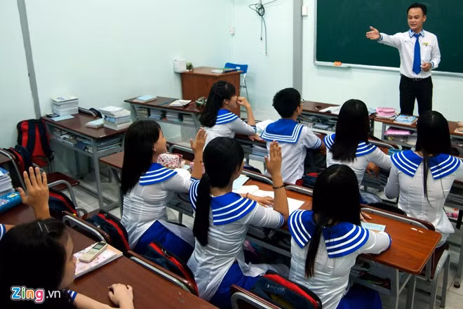 Phải mất 6 tháng qua nhiều lần lên ý tưởng và thiết kế, nhà trường mới thực hiện thành công. Vào ngày thứ 2 đầu tuần, thầy trò THPT Tư thục Nhân Việt cùng nhau mặc bộ đồng phục hải quân.