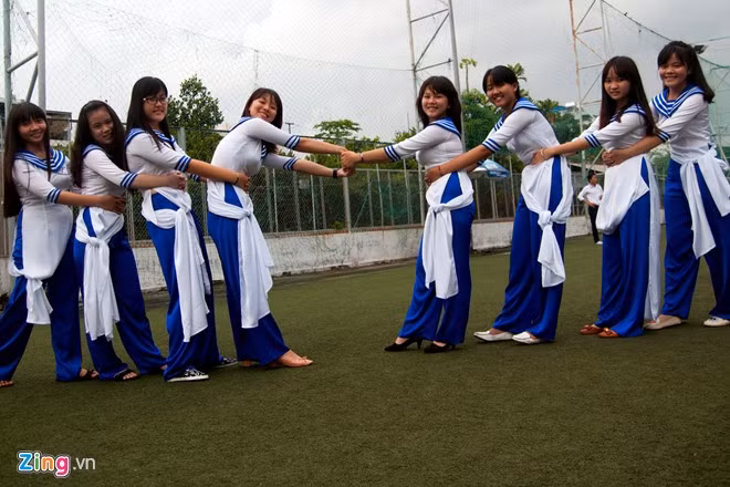 Bộ đồng phục được thiết kế rộng rãi, nhiều size phù hợp cho từng người, giúp nam, nữ sinh có thể hoạt động thoải mái trong mọi hoạt động.