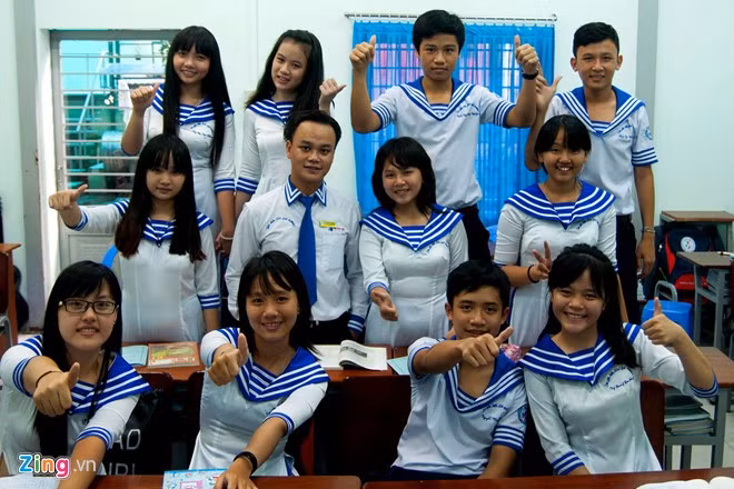 Thầy Trần Minh cho biết, ý tưởng thiết kế này do thầy trò trường ấp ủ sau nhiều lần đến thăm các chiến sĩ hải quân cũng như tổ chức hoạt động hướng về biển đảo tại trường.