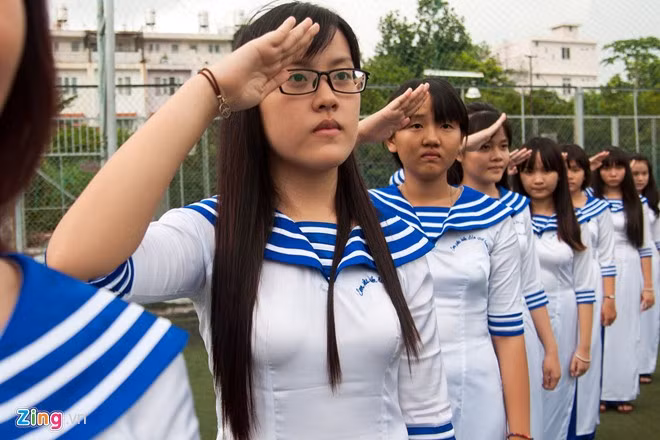 Điểm nhấn của thiết kế là dòng chữ "Em yêu biển đảo quê hương" được in bên phần ngực trái.