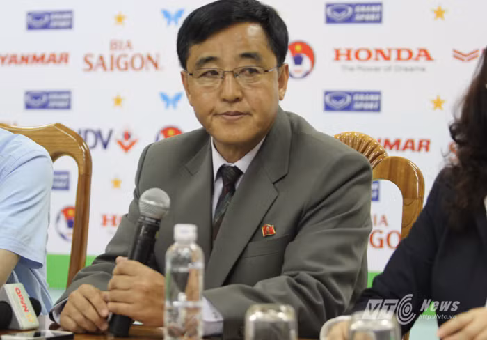 Huy hieu ong Kim Jong-il tren nguc ao HLV Trieu Tien