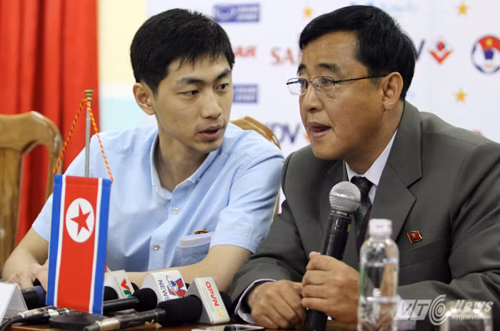 Đi cùng ông có trợ lý ngôn ngữ.