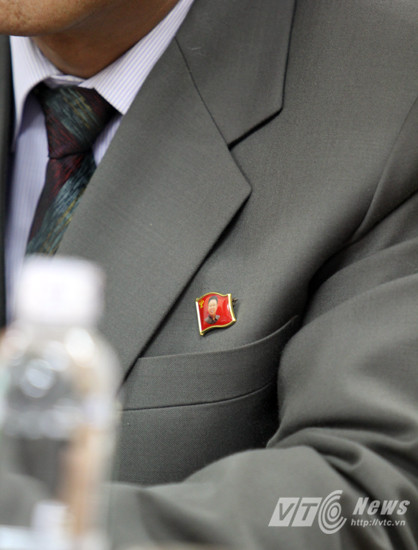 Một lần nữa, hình ảnh này cho thấy thái độ trân trọng ở mức tuyệt đối và vô cùng tự hào về các nhà lãnh đạo cao cấp CHDCND Triều Tiên của đội bóng nước này.