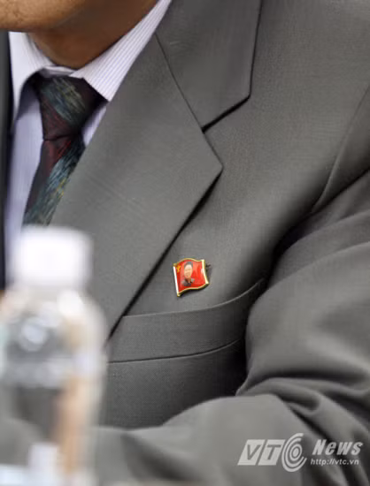 Một lần nữa, hình ảnh này cho thấy thái độ trân trọng ở mức tuyệt đối và vô cùng tự hào về các nhà lãnh đạo cao cấp CHDCND Triều Tiên của đội bóng nước này.