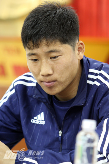 Và tiền vệ Jong Il Gwan.