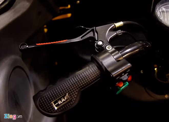 Bên trái là công tắc xi-nhan, còi với màu sắc xanh đỏ.