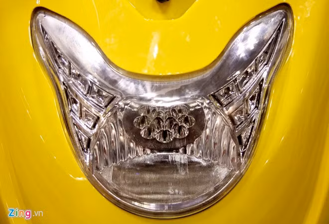 Cụm đèn pha phía trước sử dụng công nghệ LED.