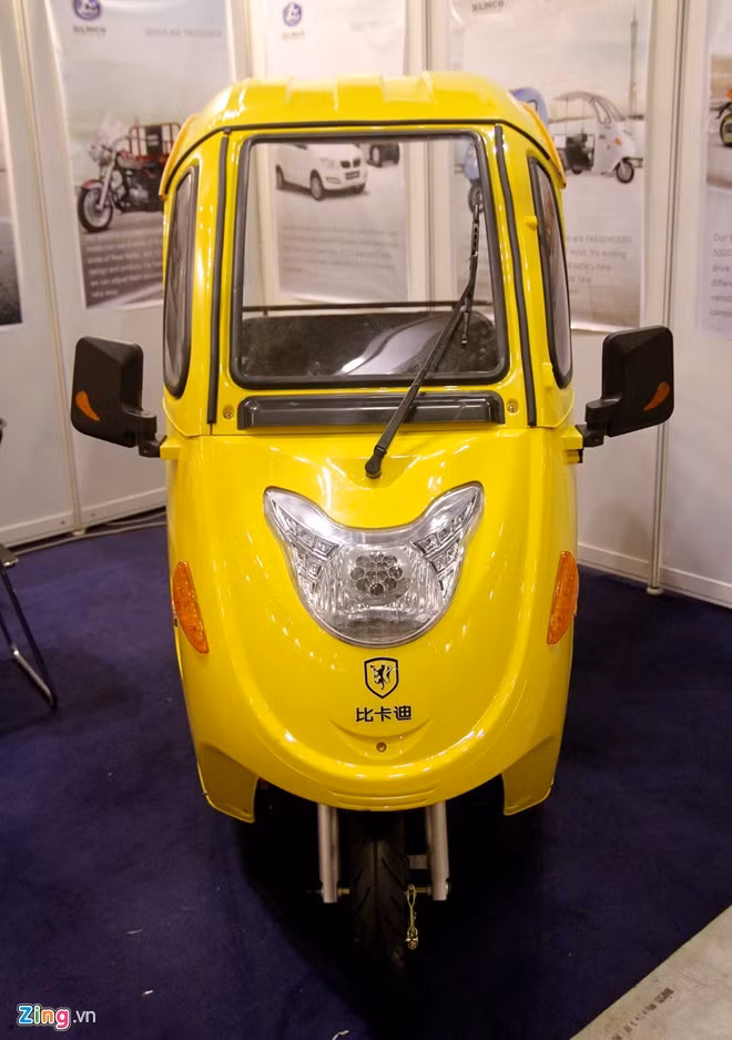 Chiếc xe này có tên XET-K8, chạy bằng điện, dài 2.030 mm, rộng 1.020 mm và cao 1.610 mm.