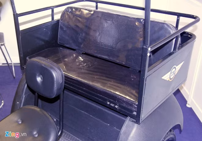 Ba chỗ ngồi được đặt nệm nhưng khá sơ sài. Những thanh thép ống được hàn với nhau tạo nên bộ khung ghế.