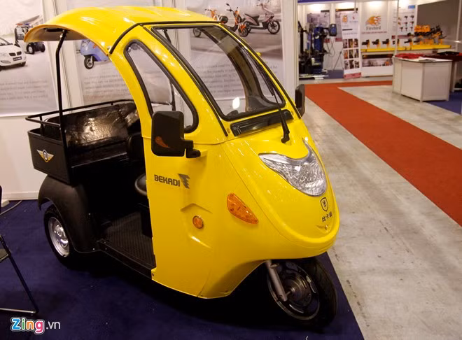 Trọng lượng không tải của xe bao gồm ắc quy là 180 kg. Xe ba bánh XET-K8 có thể chở được 200 kg, tương đương với ba người lớn. Điểm đặc biệt trên chiếc xe này là có thể che mưa nắng tương tự xe hơi. Ngoài ra, hãng còn sản xuất một phiên bản mui kín có cả cửa ra vào và che phía sau.