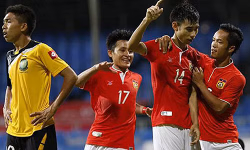 Hai cau thu U23 Lao bi kiem tra vi nghi ban do